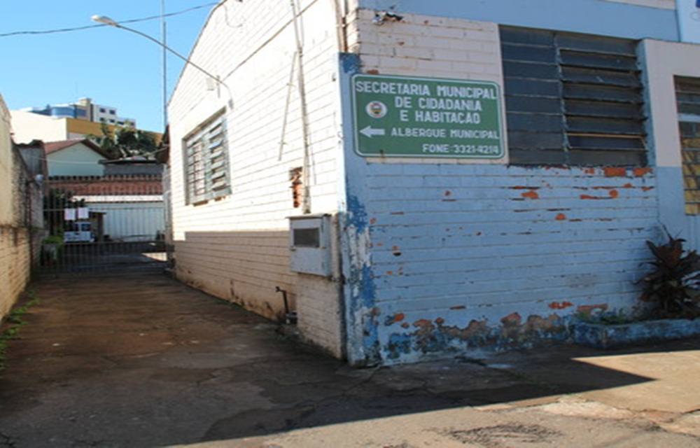 Ir para  <p>Dois albergados foram levados para a delegacia ap&oacute;s quebrarem vidros de janelas do Albergue Municipal, por volta das 4h da manh&atilde; da &uacute;ltima segunda-feira (19).</p>

<p>Conforme a...